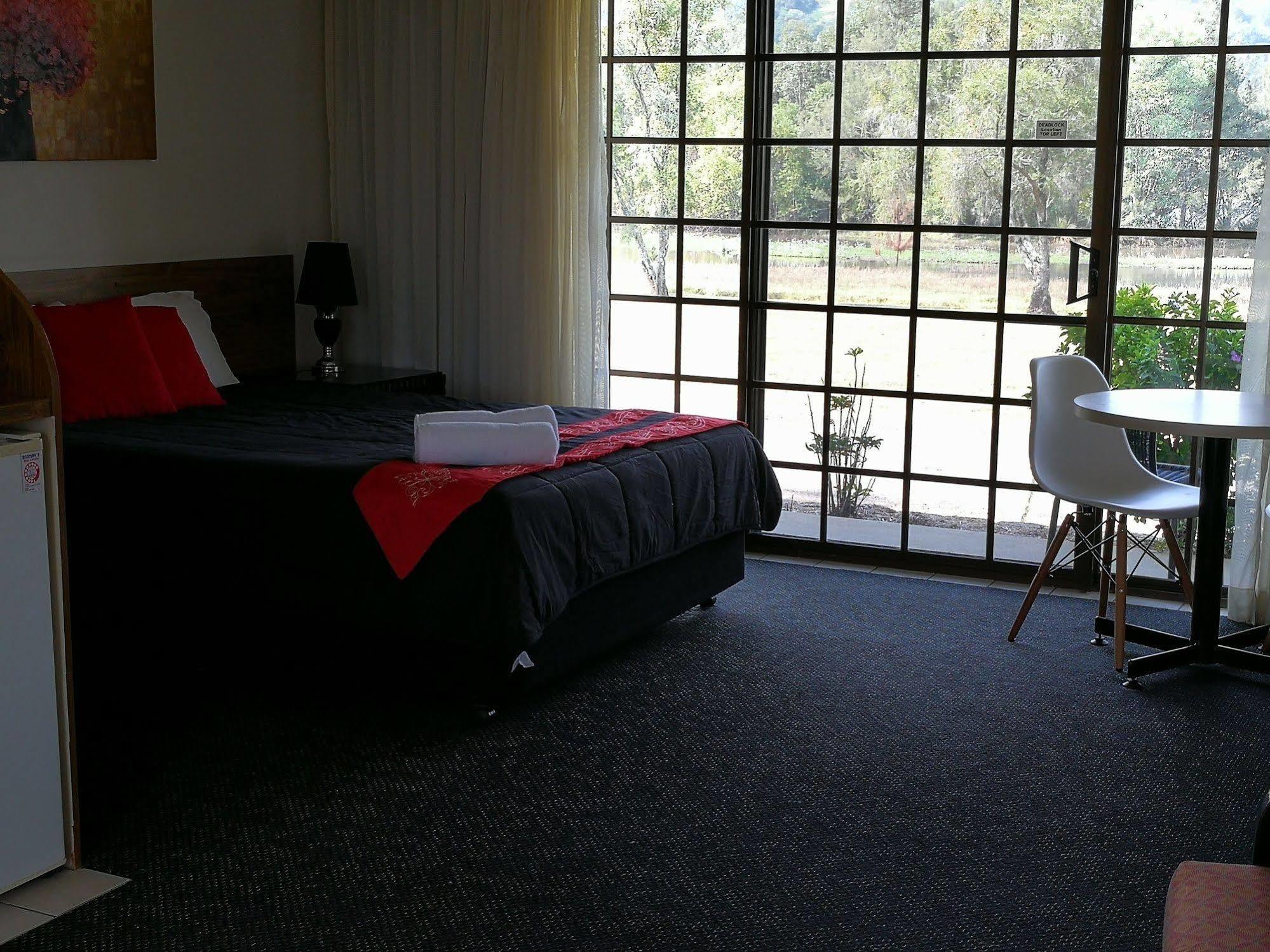 Lakeside 3*
